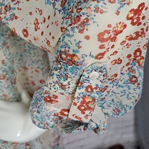 PINS & Needles Floral Button Up Top - Picture 6 of 11